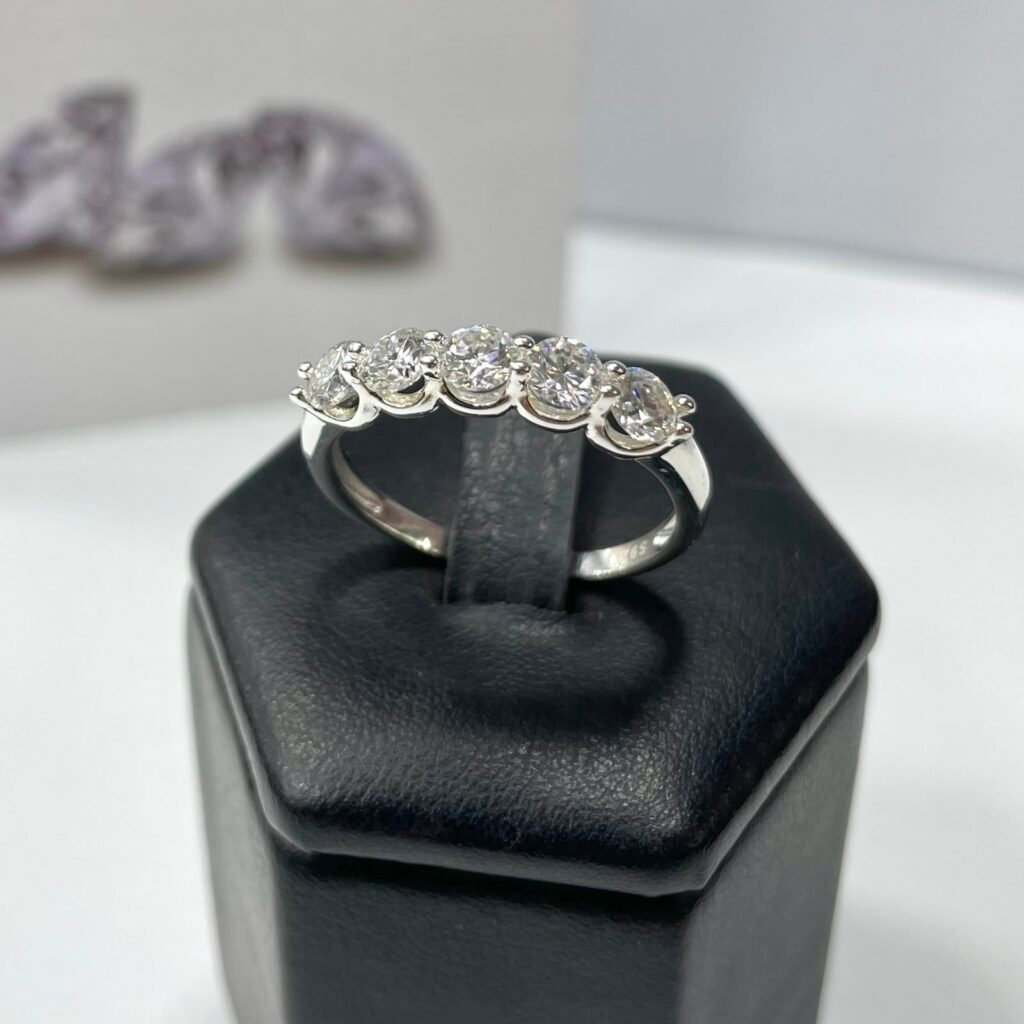 MEIA ALIANÇA PRATA 925 COM 5 PEDRAS MOISSANITE- 41200169-MA