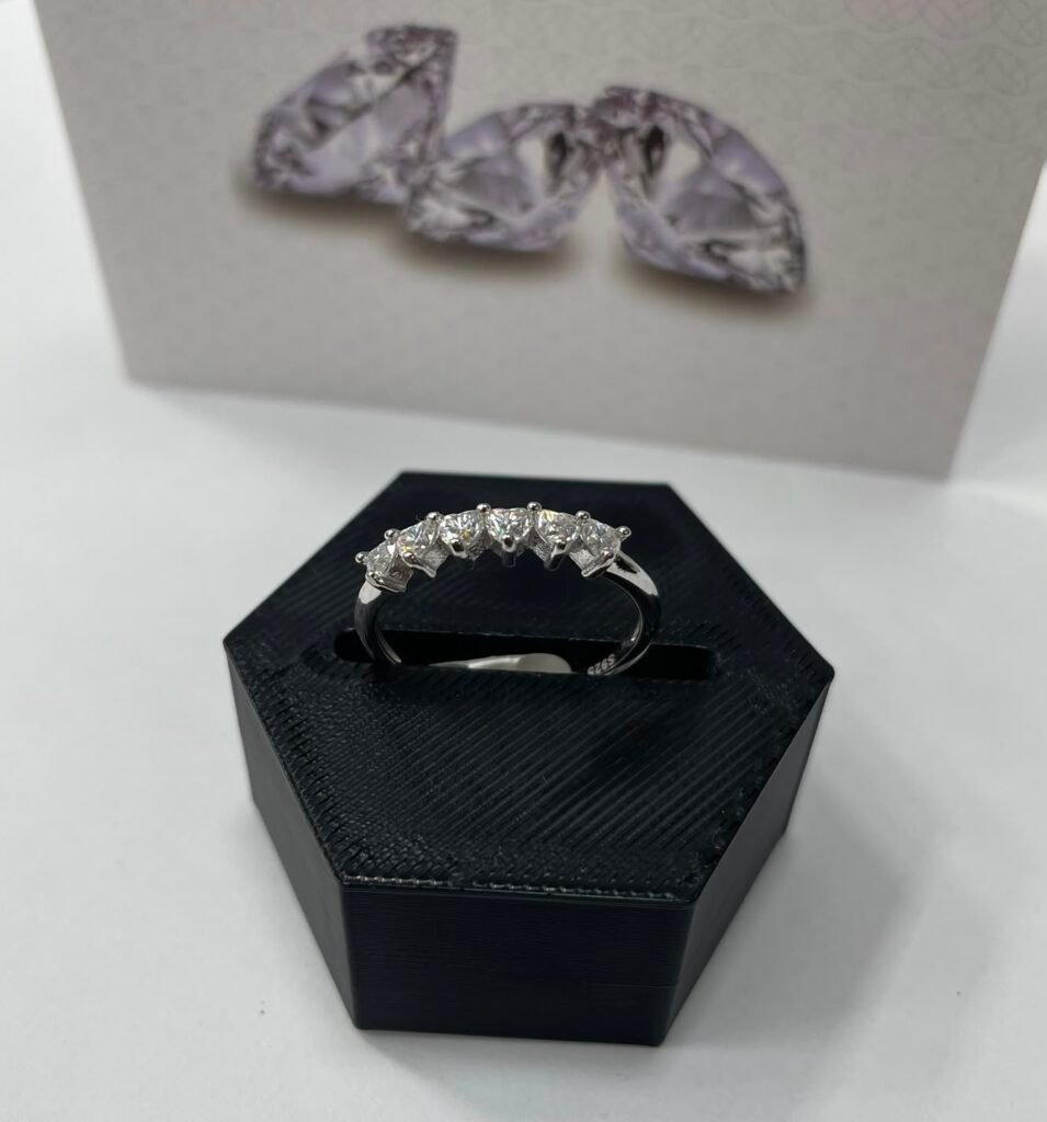 MEIA ALIANÇA PRATA 925 COM 6 PEDRAS DE MOISSANITE- 4910129-MA