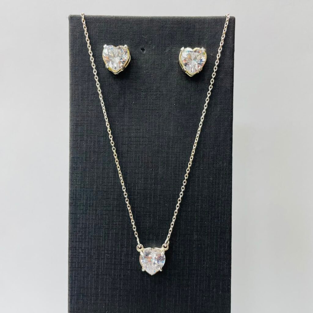 CONJUNTO EM PRATA 925 CORAÇÕES
