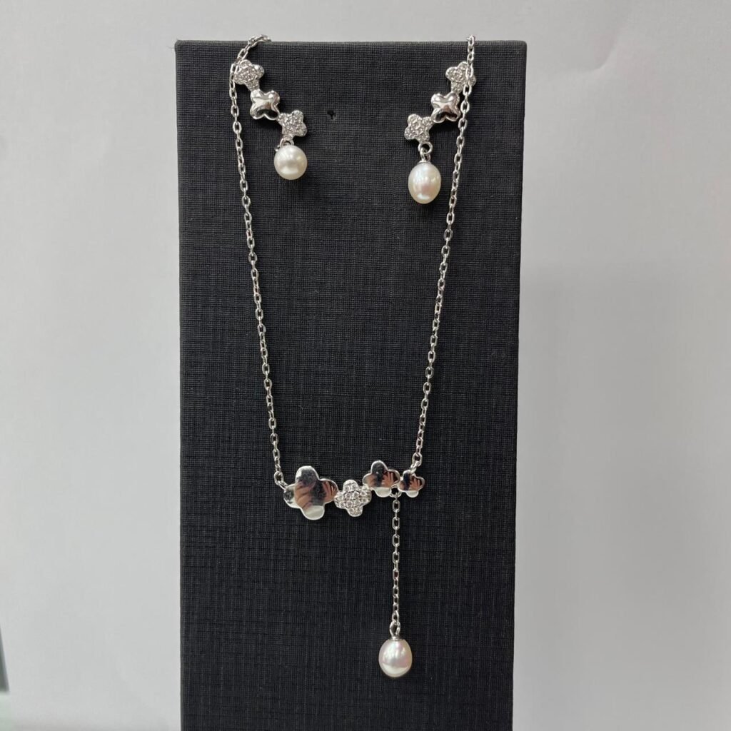 CONJUNTO TREVOS E PÉROLAS EM PRATA 925 COM ZIRCÔNIAS